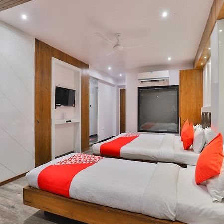 Oyo 1389 Hotel Relax Inn Surat Eksteriør bilde