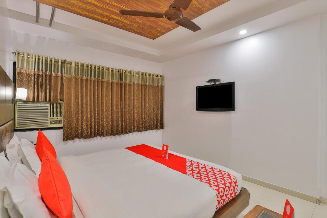 Oyo 1389 Hotel Relax Inn Surat Eksteriør bilde