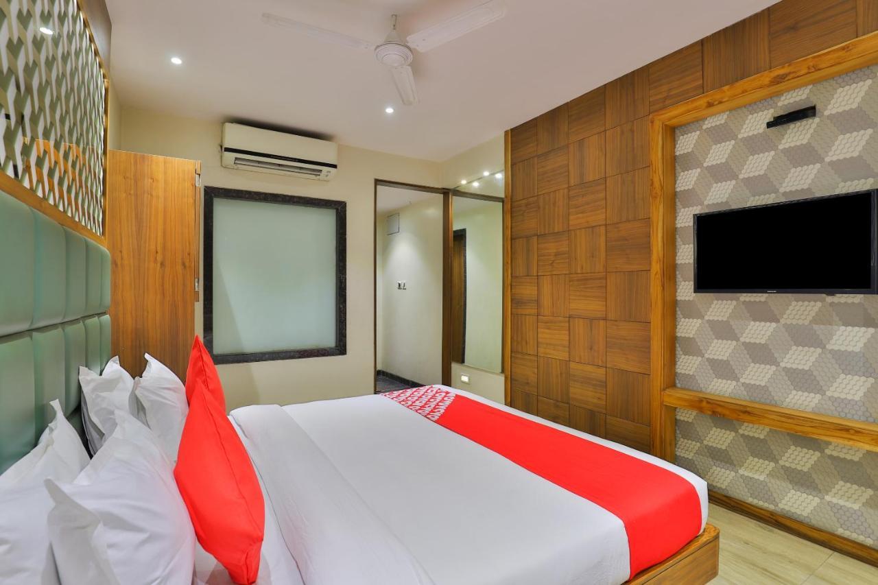 Oyo 1389 Hotel Relax Inn Surat Eksteriør bilde