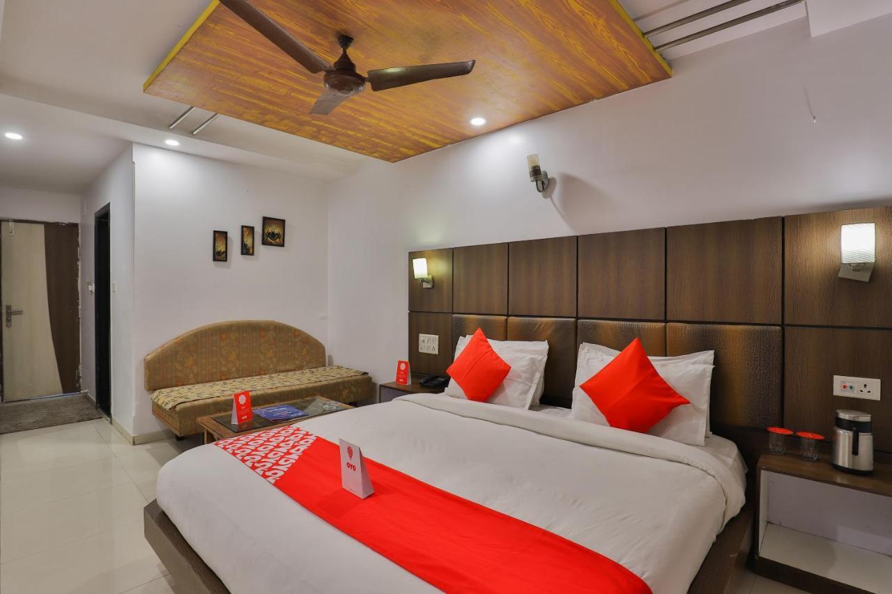 Oyo 1389 Hotel Relax Inn Surat Eksteriør bilde